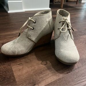 Toms Desert Wedge in Natural Metallic Linen